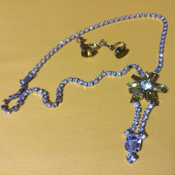 Vintage emerald green coloured rhinestone jewellery set- screw on earrings - Picture 1 of 10